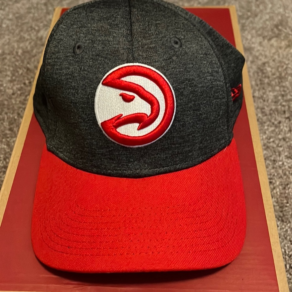 Used good condition Atlanta Hawks flex fit hat.